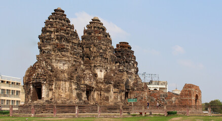 TEMPLE Phra Prang Sam Yod À LOPBURI ENTOURÉ DE MACAQUES CRABIERS - THAILANDE