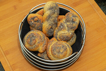 Mohnweckerl im Brotkorb