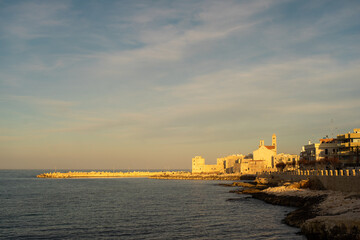Naklejka premium Giovinazzo, Metropolitan City of Bari / Apulia (Apulia) / Włochy: 20 marca 2019 r .; Port turystyczny Giovinazzo we wczesnym zachodzie słońca.