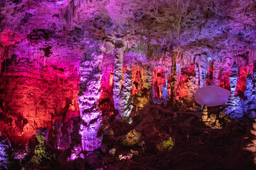 Vue globale de l'intérieur d'une grotte de stalagmites