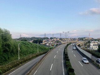 郊外の幹線道路