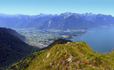 Vue aérienne de l'extrémité est du lac Léman, depuis les  rochers de Naye, en Suisse.