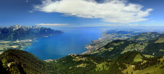 Vue aérienne du lac Léman depuis les rochers de Naye en Suisse.