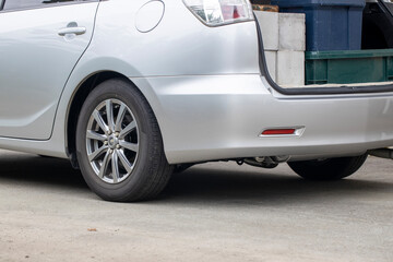 過積載で後部が沈んだ自動車