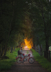 Obraz premium homem com moto antiga e bonita paisagem de campo