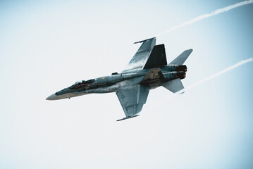 Fototapeta na wymiar Jet fighter making fast turn 