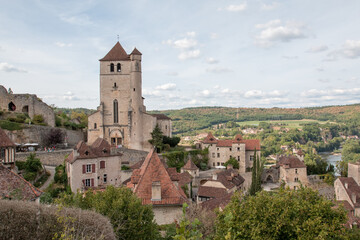Fototapeta na wymiar Saint Cirq Lapopie dans la vallée du lot classé parmi les plus beaux villages de France