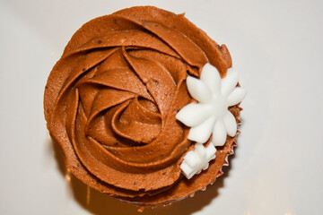 Obraz na płótnie Canvas cupcake de chocolate con decoracion de estrella blanca