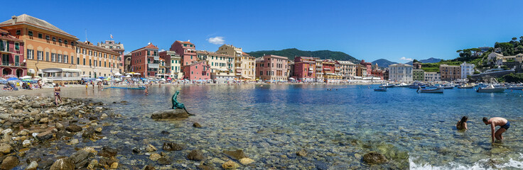 Fototapeta na wymiar The bay of silence in Sestri Levante with many colored houses