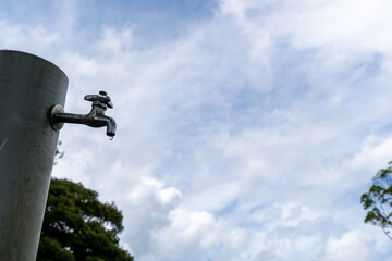 Fototapeta premium 公園にある蛇口と青空
