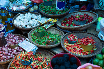 Venta de verduras y hortalizas en mercado de Asia.