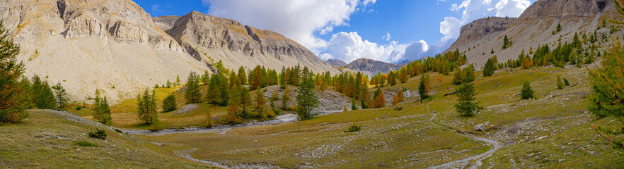 Fototapeta na wymiar Panorama montagne vallée