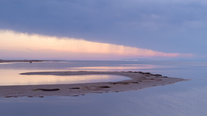 Nubes de tormenta y lluvia al atardecer en el bello paraje del Delta del Ebro. Provincia de Tarragona. Cataluña. España