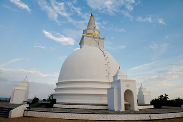 magnifique  temple bouddhiste stūpa blanche sur un ciel bleu couchant 