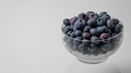 Blaubeeren in Glasschale auf weißem Hintergrund