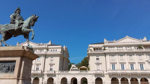 novara con statua e palazzi storici 