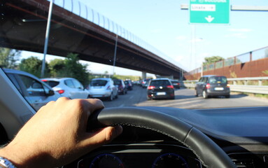 Guidare l'auto in autostrada in estate nel traffico - turismo o business
