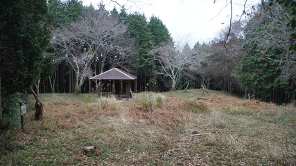 山の上の東屋