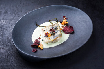 Modern style Skrei Kabeljau Fisch Filet mit Gemüse Chips und Algen in Zitonen Kokosnus Sauce...