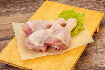 Raw chicken drumsticks for cooking