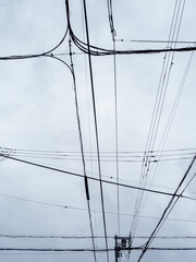 曇り空と交差する電線