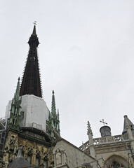 Obraz premium La flèche principale de la cathédrale avec les statues à Rouen.