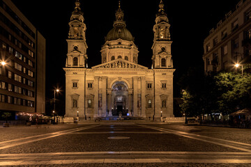 Fototapeta na wymiar St. Stephans Basilika bei Nacht in Budapest Ungarn
