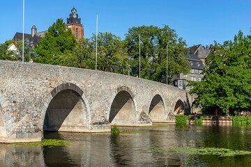 Fototapeta premium Alte Lahnbrücke in Wetzlar mit Dom im Hintergrund