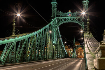 Brücke, Freiheitsbrücke bei Nacht in Budapest Ungarn
