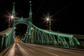 Fototapeta na wymiar Brücke, Freiheitsbrücke bei Nacht in Budapest Ungarn