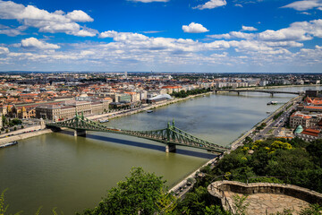 Fototapeta na wymiar Budapest, Ungarn, Blick von oben auf die Donau und Freiheitsbrücke