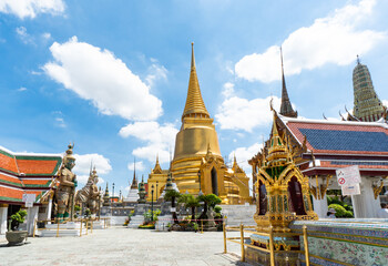 Naklejka premium picture of The Temple of the Emerald Buddha and the grand palace in the sunnyday with blue sky in Bangkok, Thailand