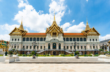 Fototapeta na wymiar picture of The Temple of the Emerald Buddha and the grand palace in the sunnyday with blue sky in Bangkok, Thailand