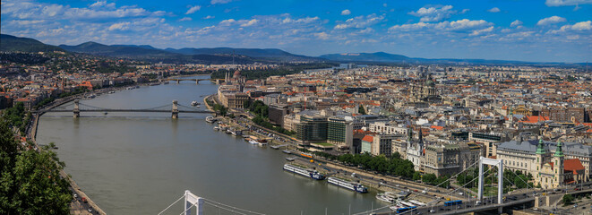 Budapest, Ungarn, Blick von oben auf die Donau Elisabethbrücke und Kettenbrücke Panoramaaufnahme