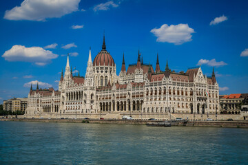 Obraz premium Parlament in Budapest, Ungarn, mit Donau