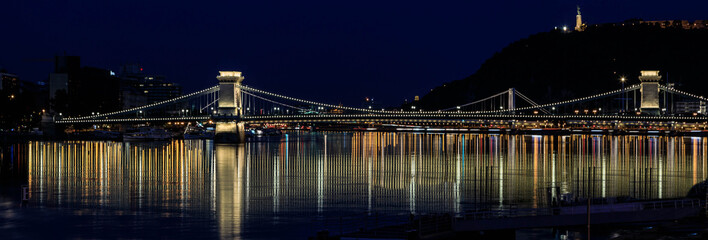 Kettenbrücke in Budapest Ungarn bei Nacht, mit Wasserspiegelung Panorama