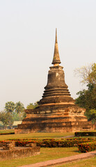 Fototapeta premium PARC HISTORIQUE NATIONAL DE SUKHOTHAI - THAILANDE - PATRIMOINE MONDIAL DE L' UNESCO