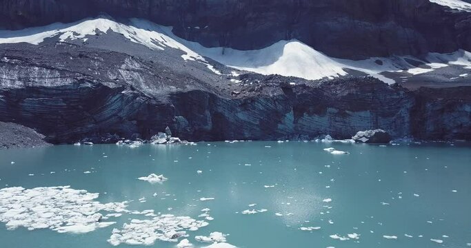 aux abords du glacier en &eacute;t&eacute; - Suisse
