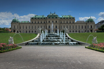 Obraz premium Schloss Belvedere mit Brunnen und Kaskaden in Wien Österreich