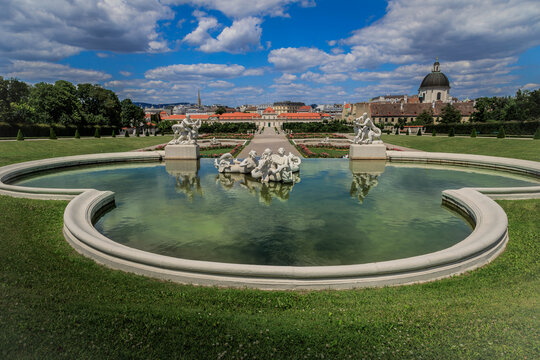 Schlo&szlig; Belvedere mit Brunnen in Wien  &Ouml;sterreich