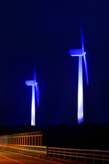 夜景 風車 風力発電 ライトアップ　三浦市宮川公園の風景