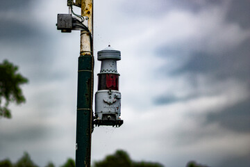 Obraz premium red traffic light at the lake