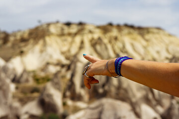 Women points finger at Cappadocia