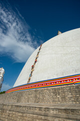 rénovation avec grande échelle d'un énorme temple bouddhiste stūpa blanche sur un ciel bleu