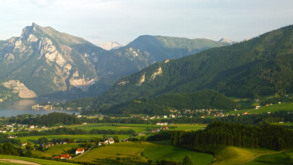 Fototapeta na wymiar landscape on the Traunsee in the Upper Austrian lake district of Salzkammergut 