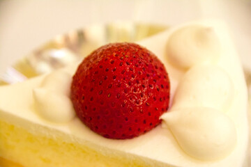 生クリームと苺の、一切れのショートケーキ。