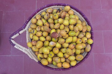 Un plateau de graines d'argan