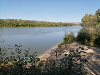 Obraz premium Rubber boat on the sandy bank of a wide river