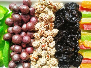 frutas confitadas, pomelo, ciruelas pasas, mermelada de chocolate, nueces