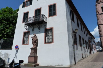 Eltville am Rhein Rosengasse und schmiedeeiserner Balkon
